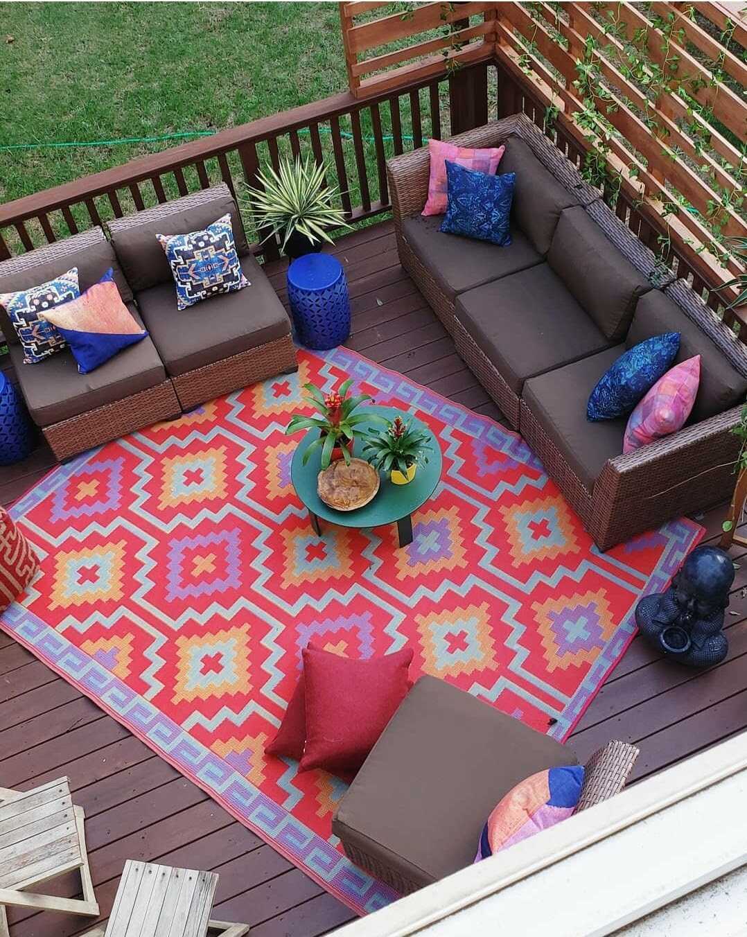 SmithHönig friend and designer Seana Freeman is embracing bold color, pattern and influences from around the world this fall season. To add to her glamorous deck refresh, Freeman turned to our exclusive line of outdoor pillows to fit in with her look and quality. Read on to see how you too can refresh your outdoor space with new fall decor.
