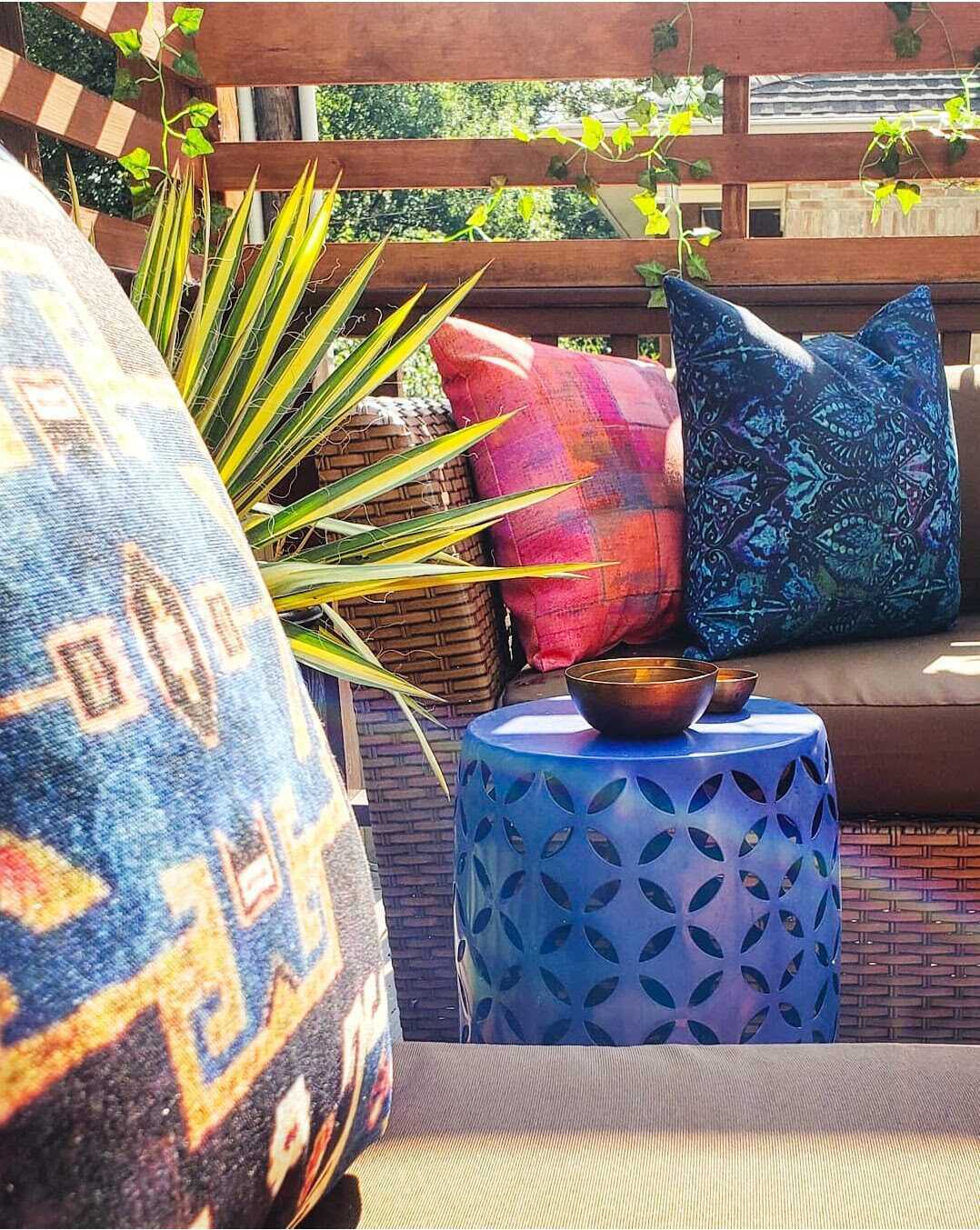 SmithHönig friend and designer Seana Freeman is embracing bold color, pattern and influences from around the world this fall season. To add to her glamorous deck refresh, Freeman turned to our exclusive line of outdoor pillows to fit in with her look and quality. Read on to see how you too can refresh your outdoor space with new fall decor.
